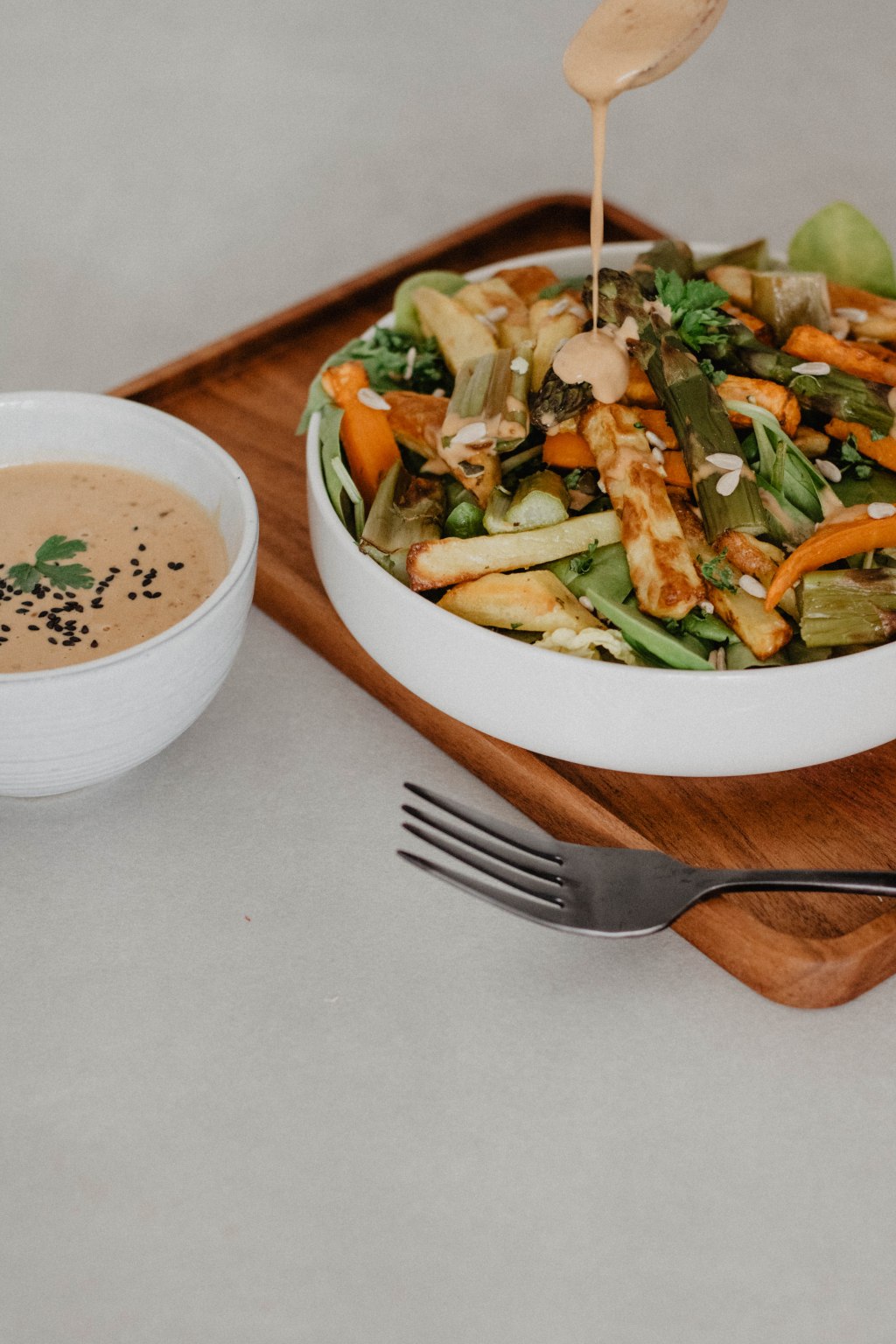 Salatbowl mit Ofengemüse, Spargel und Tahini-Erdnuss&nbsp;Dressing